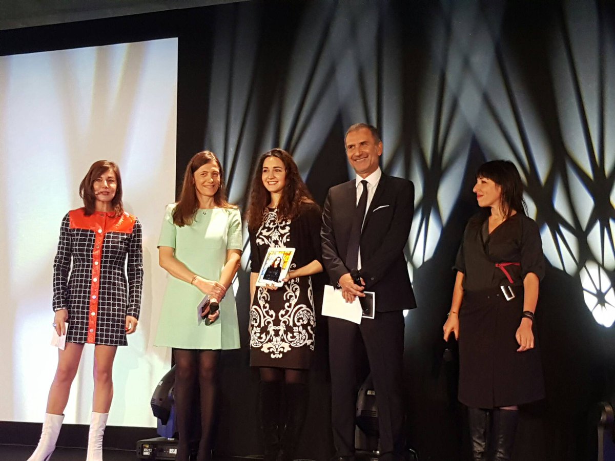 joinjfd's tweet photo. Bravo à @roxannevarza pour le prix Margaret de la femme intrapreneuse #ForABetterWolrd #GETINSPIRED #JFD17 https://t.co/kbVWhqSroz