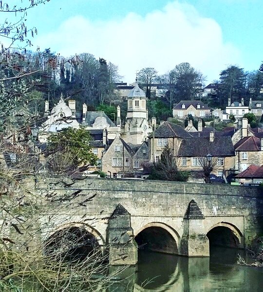 It's a beautiful start to the day here at #BradfordonAvon, feels like spring has finally sprung! 🌿🌼🌿 #marketday #blueskies #spring