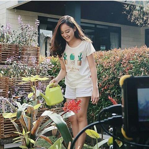 nadiaowell's tweet photo. Aku minta agar tuhan menurunkan malaikat baik untuk menjaga senyum indahnya https://t.co/ppbmMlavYh #MalaikatBaikMV https://t.co/JTsYxWRxl5