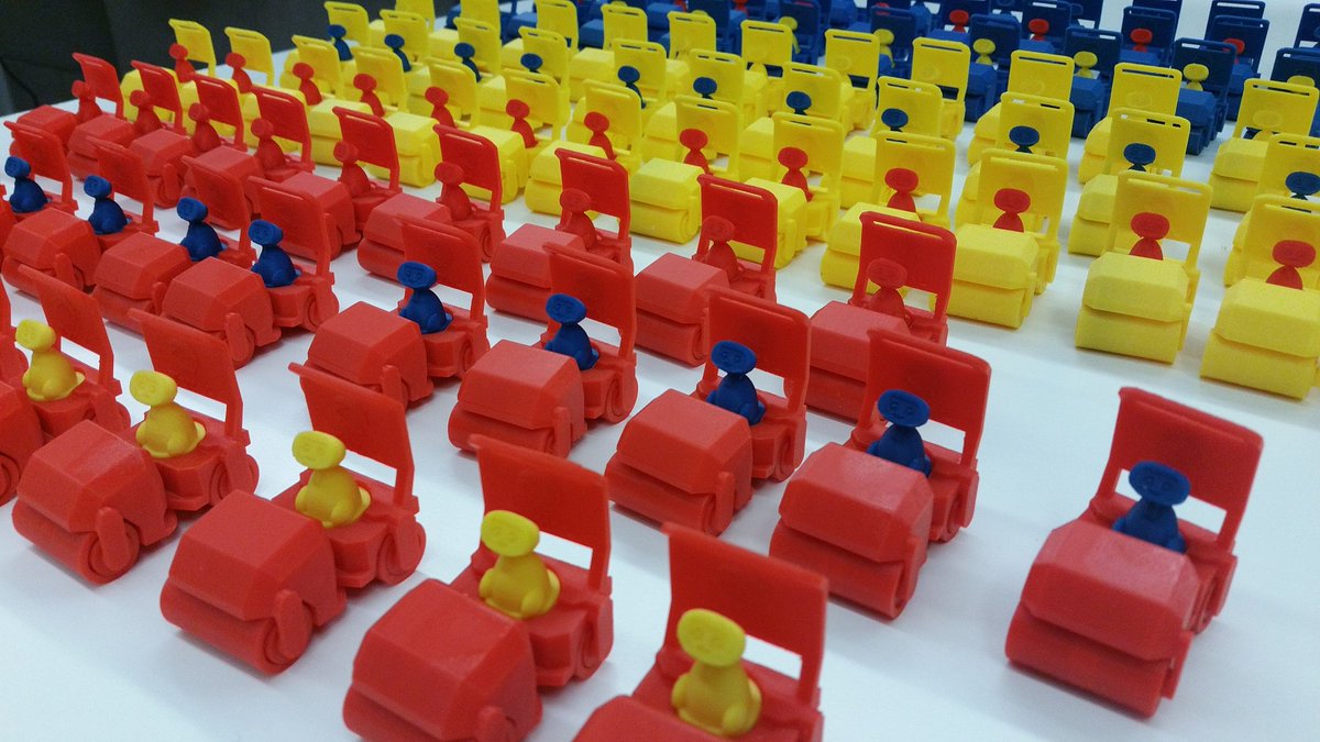 Samuel_Bernier's tweet photo. L'armée des 100 Buddy et rouleaux compacteur imprimés 3D par @GroupeONEPOINT pour Bitumeonline @Total @BlueFrogRobotic https://t.co/cw19b9JPYL