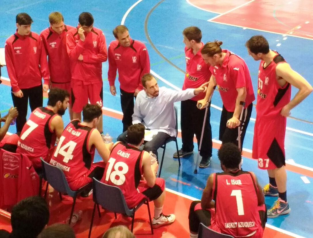 BasketAzuqueca's tweet photo. El entrenador madrileño @Yeyovas Sergio Vicente vuelve al banquillo de @ISOVERes @BasketAzuqueca sustituye a Marino Rodríguez #Azuqueca #EBA https://t.co/lziwXJwAJl