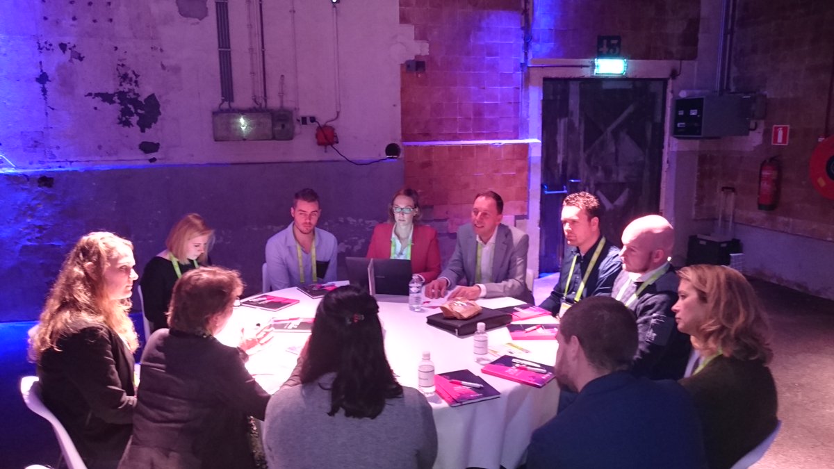 Geanimeerde discussie tijdens ronde tafelsessie van softwareleverancier Logic4. #B2BSUM