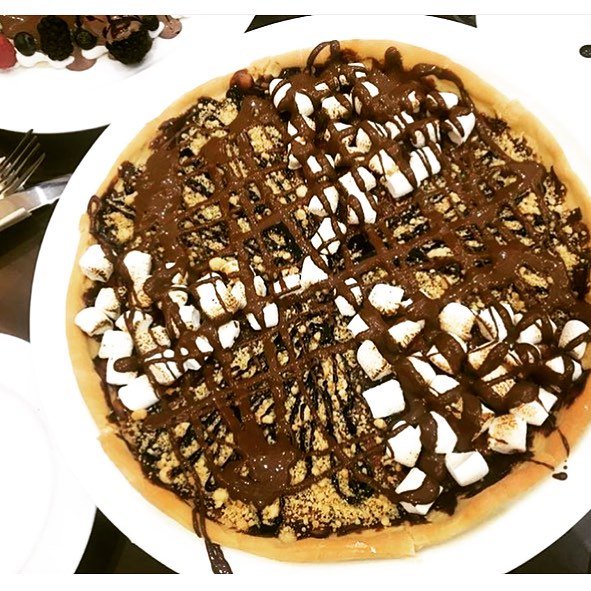 CCLthepearl's tweet photo. Weekend grind with chocolate pizza. #ccltime #chocolatecoffeelounge #thepearl #loungepizza. https://t.co/FNKifcTK2L