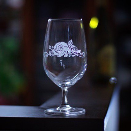 あきやまガラスアート工房 ワイングラスにツインローズ サンドブラスト ガラスエッチング ワイングラス ツインローズ 薔薇 ローズ エッチングガラス T Co Cvyjvpua36