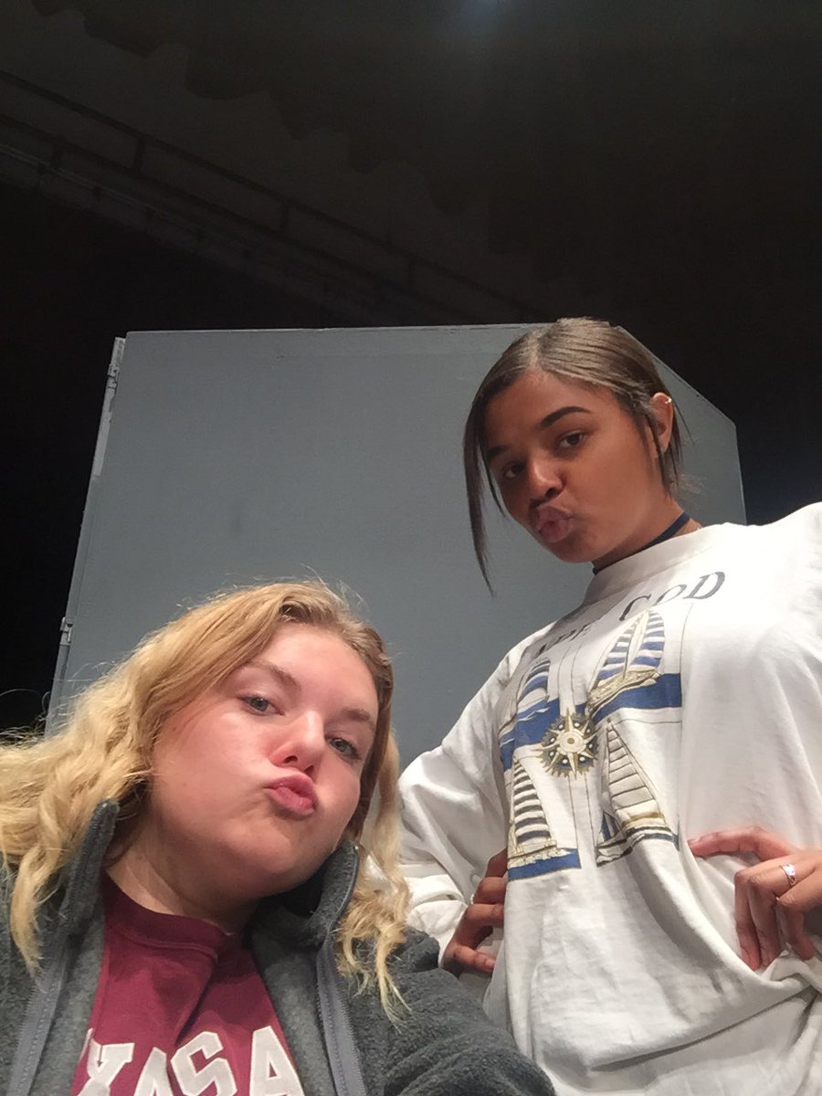 chloegblank's tweet photo. #techieappreciation love my girls backstage with me!!!!!!! https://t.co/VIoUJlXha9