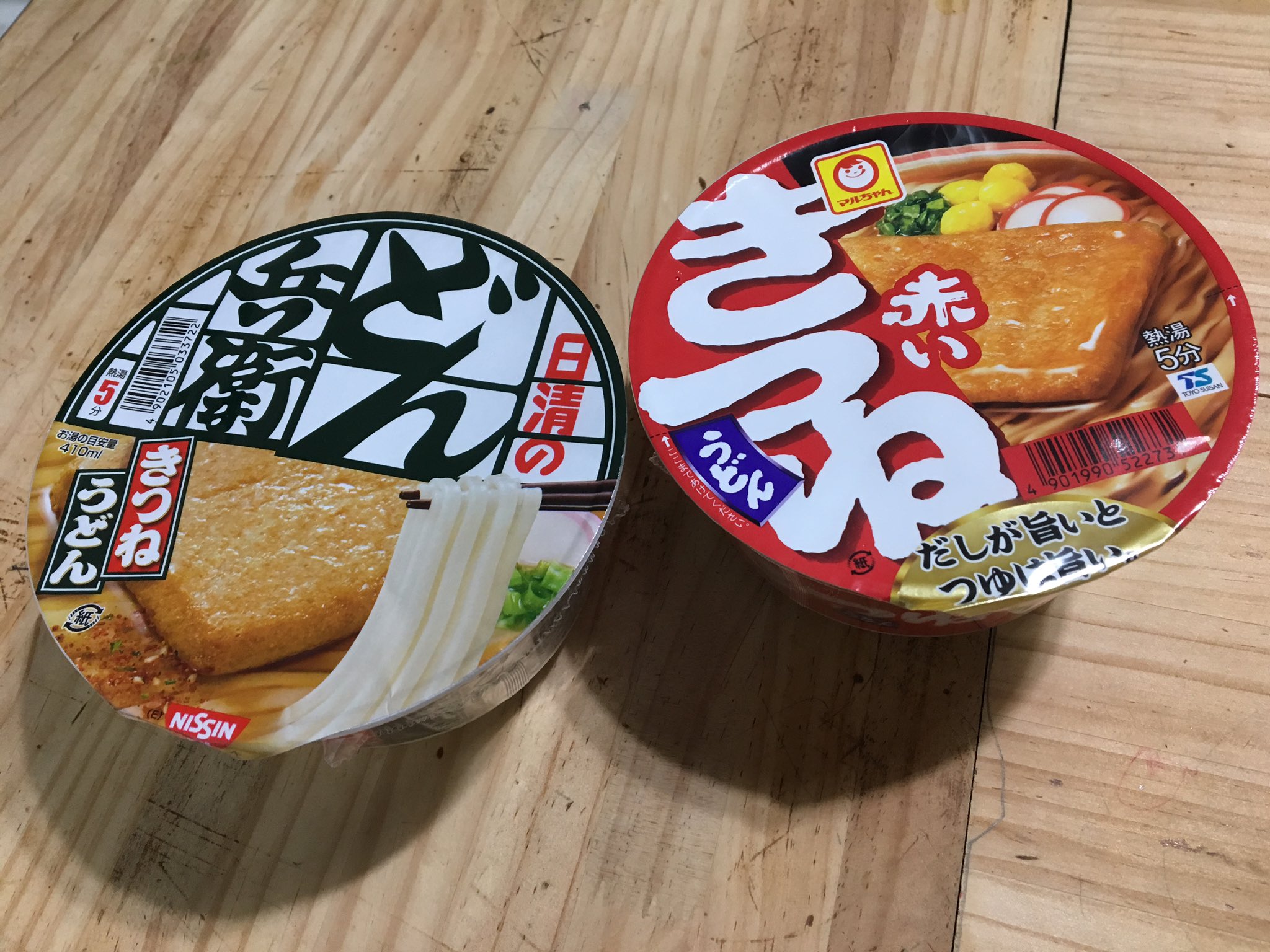 デゴチ けものフレンズ見てたら食べたくなったので赤いきつね買ってきました というか 昼間にマルちゃんとどん兵衛のきつねうどんの違いが分からないと言ったら同僚に呆れられたので確認してみます 利きうどんです 公正を期すため両方ともeマークの