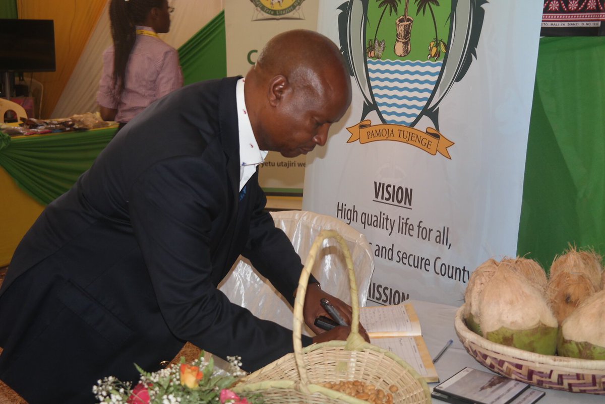 KilifiCountyGov's tweet image. H.E @GovKinuthiaM visiting the Kilifi County Booth. Thanks Your Excellency for the kind remarks #devcon4 #DevCon2017 #devconference17
