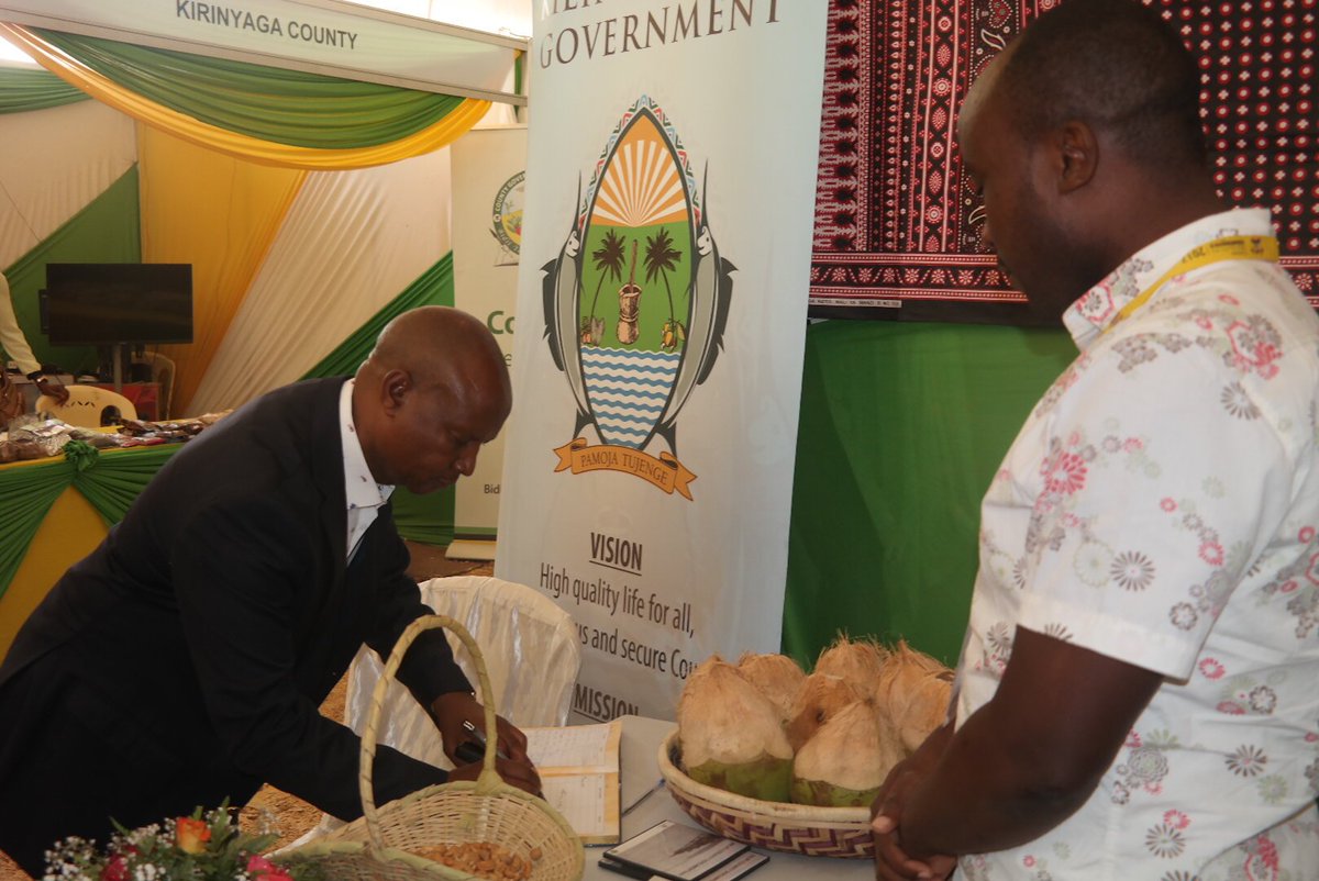 KilifiCountyGov's tweet image. H.E @GovKinuthiaM visiting the Kilifi County Booth. Thanks Your Excellency for the kind remarks #devcon4 #DevCon2017 #devconference17
