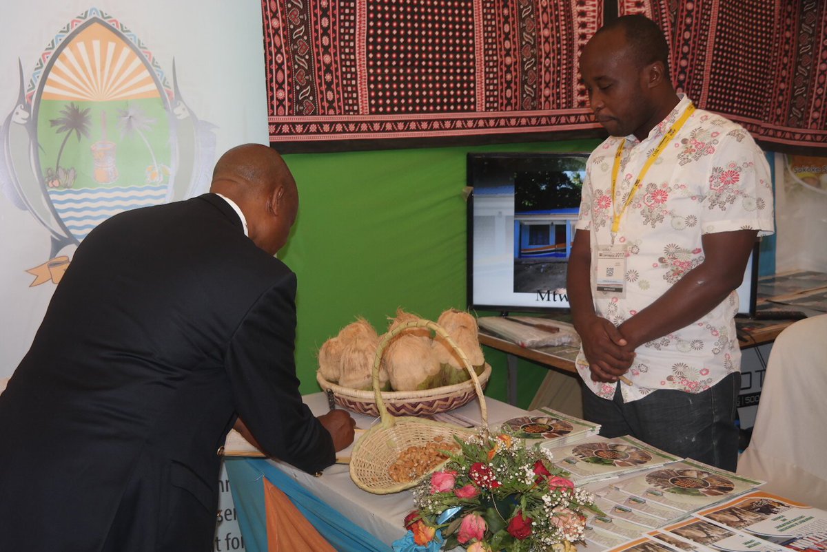 KilifiCountyGov's tweet image. H.E @GovKinuthiaM visiting the Kilifi County Booth. Thanks Your Excellency for the kind remarks #devcon4 #DevCon2017 #devconference17
