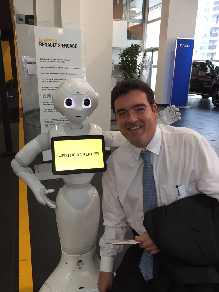 edouardcolin's tweet photo. Pepper est arrivée à la concession Renault Colin MONTROUGE https://t.co/uNHFAs50Z2