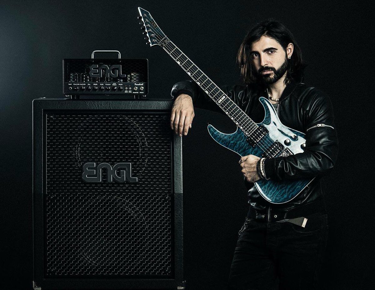 TAOoficial's tweet photo. #MickyVega utiliza #amplificadores @englamps 💪🏼
#engl #englamps #amps #guitar #guitarist #rock #metal #guitarist https://t.co/KZQQm7XiRL