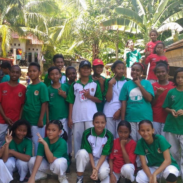 yosephfaimar's tweet photo. Peserta Tim dojo Karate Rimbawan Kota Jayapura saat mengikuti lomba gerak jalan kategori umum dlm rangka memeriahkn HUT Kota JpR yg ke- 107. https://t.co/owi5TrNseY