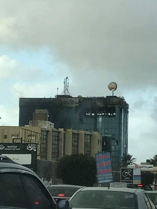 GANmonitor's tweet photo. تحرقوا المصرف؟؟ وشن دخل المصرف في الموضوع؟ ما تركتوا شي إلاّ دمّرتوها. لا حول ولا قوة الا بالله #طرابلس #ليبيا https://t.co/NmrFYHsoQ4