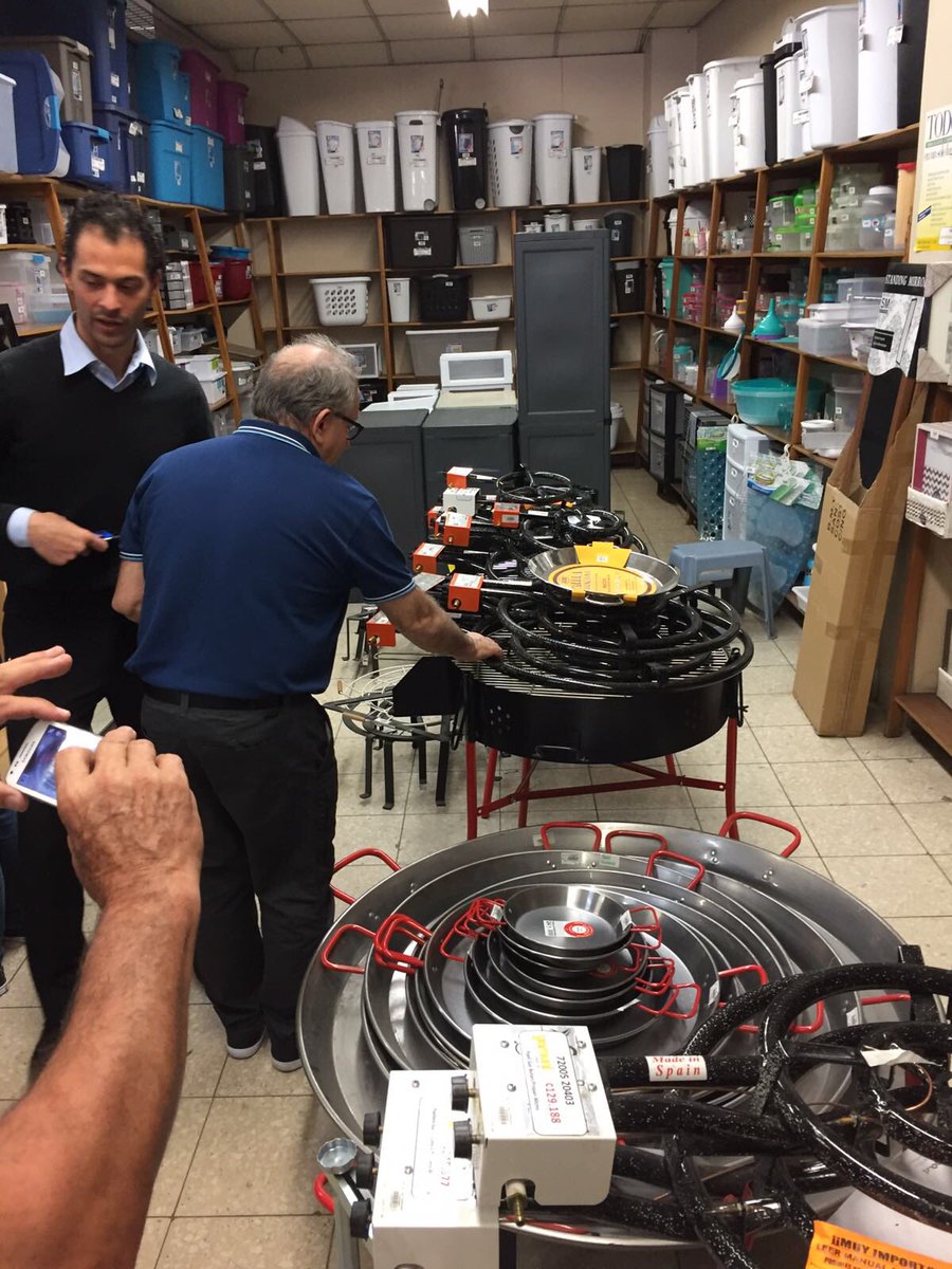 ConcursoPaella's tweet photo. Chequeo de paellas y utensilios en #Yamuni, distribuidor de #Garcima en #CostaRica #SFCR🥘🇨🇷#ConcursPaella2017 https://t.co/HF1WAtcCFD
