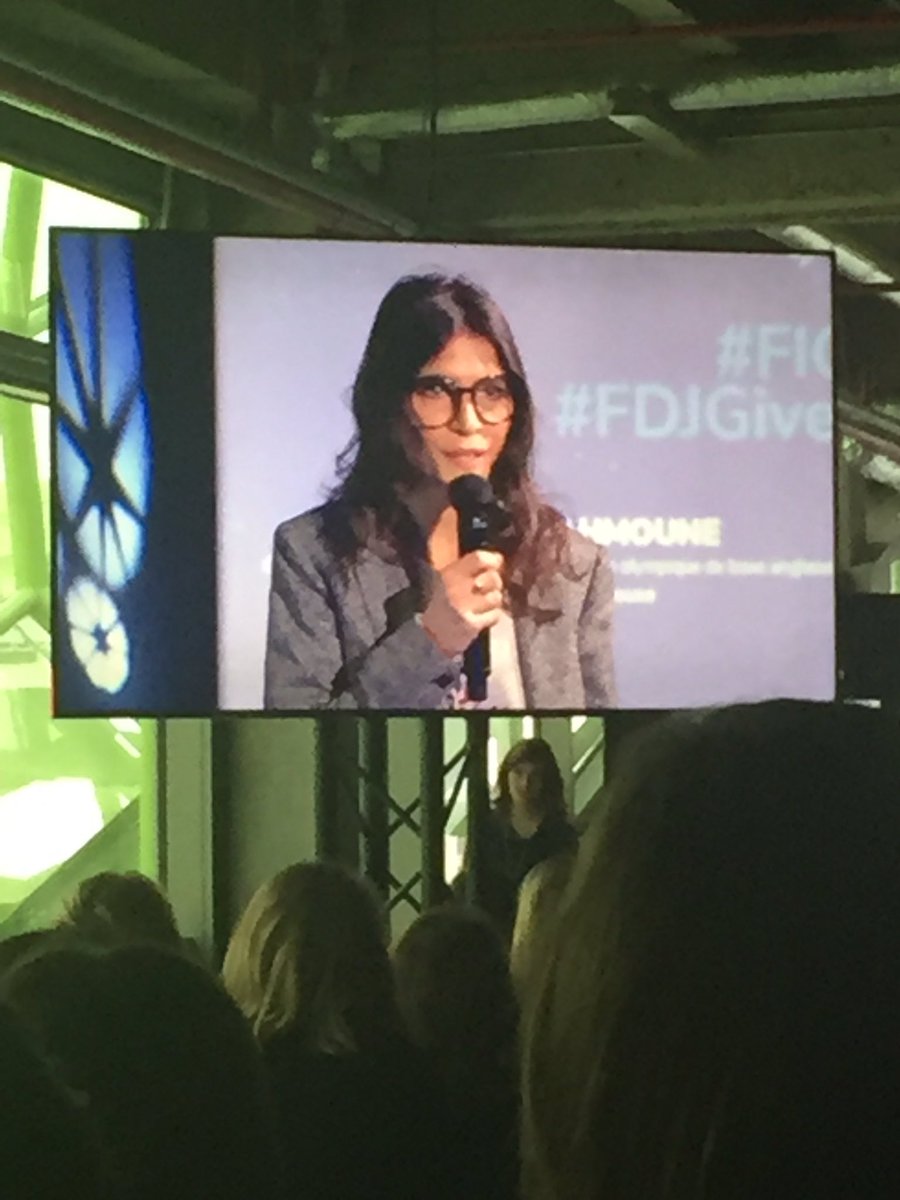 Mercibill's tweet photo. #JFD17, #NeverGiveUp, #TogetherStronger, #TheFightingKit, Charlotte a créé sa start-up pour accompagner la lutte contre le cancer. Bravo! https://t.co/5jlCVE8NuG