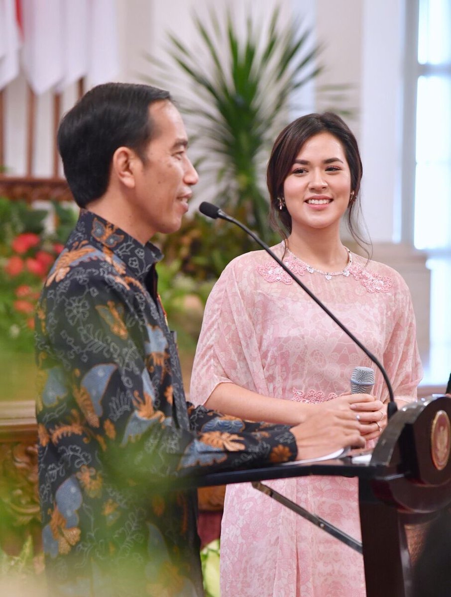 jojosuherman's tweet photo. I need someone to look at me the way Raisa looks at Mr President 💜 https://t.co/8r3HAdLcbu