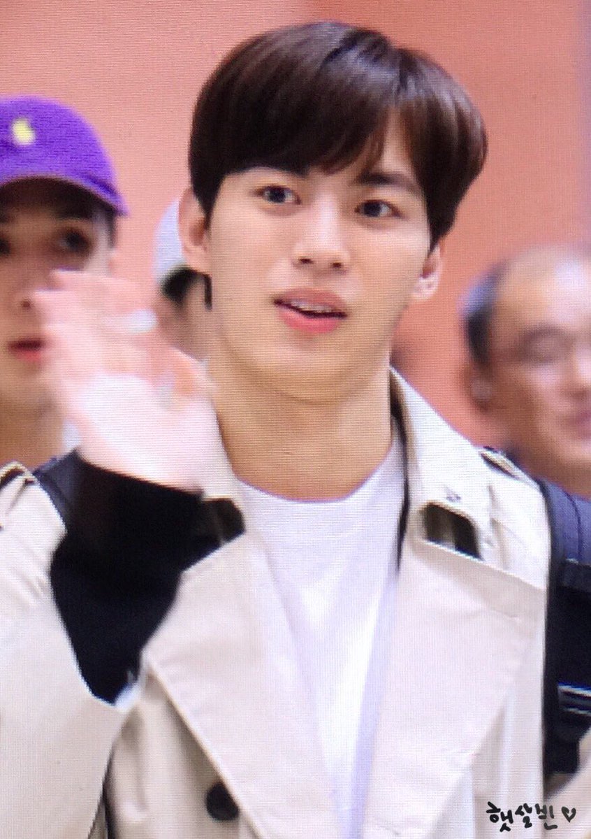 Beans930929's tweet photo. 170309 간사이 공항 입국 #VIXX #빅스 #HONGBIN #홍빈 @RedBeans93 https://t.co/LdWXmOLaYy