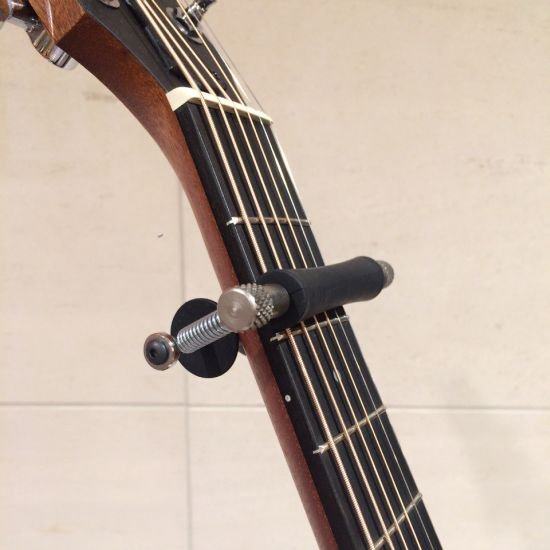 山野楽器 本店 クラシックギター マンドリン 簡単にフレット移動ができる グライダーカポ いつものカポ のように取付けて 転調したいときはカポをコロコロ転がすだけ 慣れると片手で瞬時にカポチェンジができ 曲の途中で転調する楽曲も コードフォーム