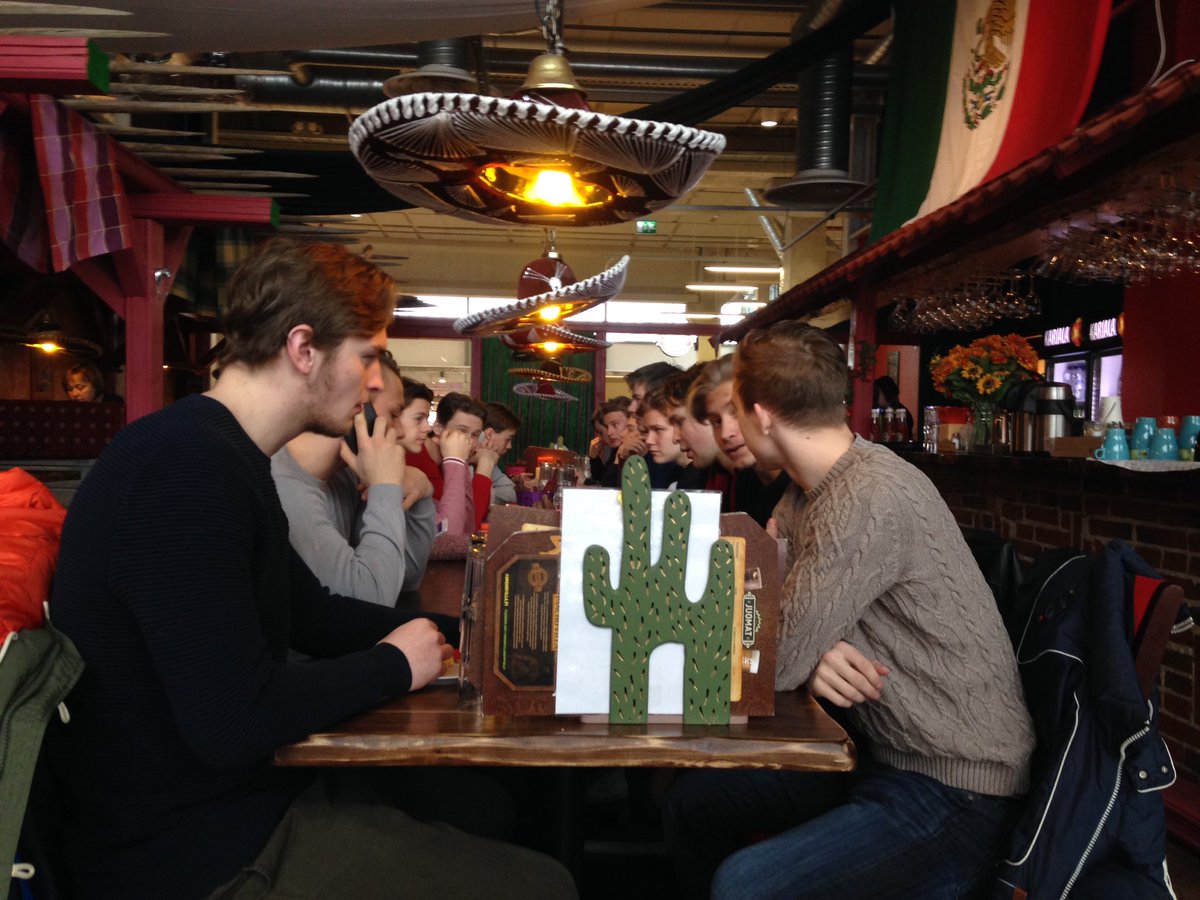 AssatU20's tweet photo. Poijjaat lounaal. Team bonding ennen pleijareita, tää o hienoo! #Ässät #Yhdessä #Patanuoret https://t.co/D5Zu3G7bpQ