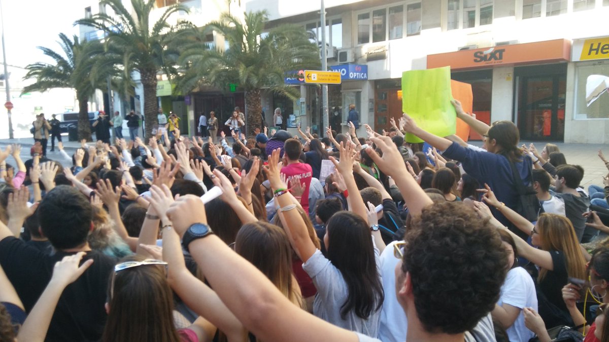 claudia_saumell's tweet photo. #HuelgaGeneralEducativa junto a la sede del PP, manos arriba: esto es un atraco https://t.co/mzrALArWoC