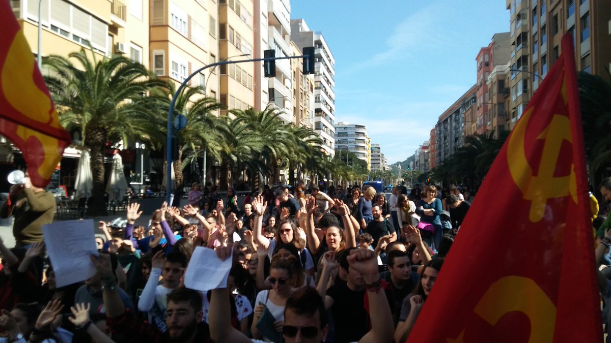claudia_saumell's tweet photo. #HuelgaGeneralEducativa junto a la sede del PP, manos arriba: esto es un atraco https://t.co/mzrALArWoC