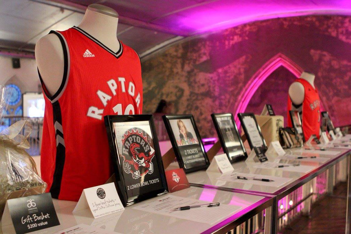 PinkPearlCanada's tweet photo. #TBT When guests were WOWED by our #SilentAuction! This year's items are NEXT LEVEL! https://t.co/42XeHg49bn #toronto #torontevents #the6ix https://t.co/JeEygF9ApE