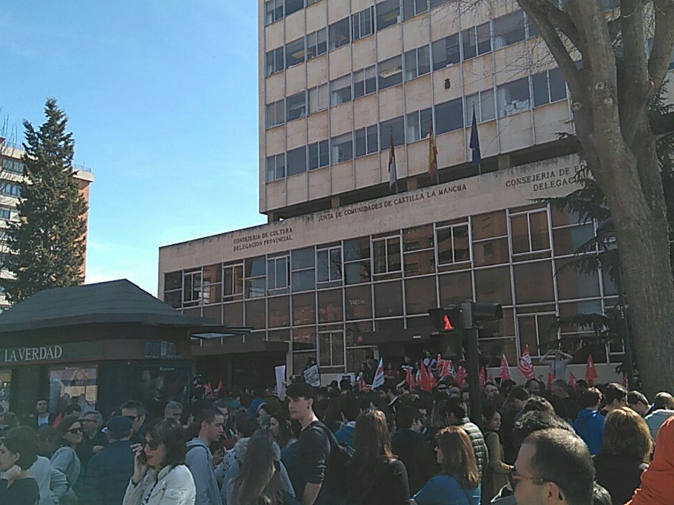 EeMCLM's tweet photo. Empezando la concentración #LaUniSeRebela #LosInstitutosSeRebelan L#asFPSeRebelan https://t.co/fZQU66RWvX