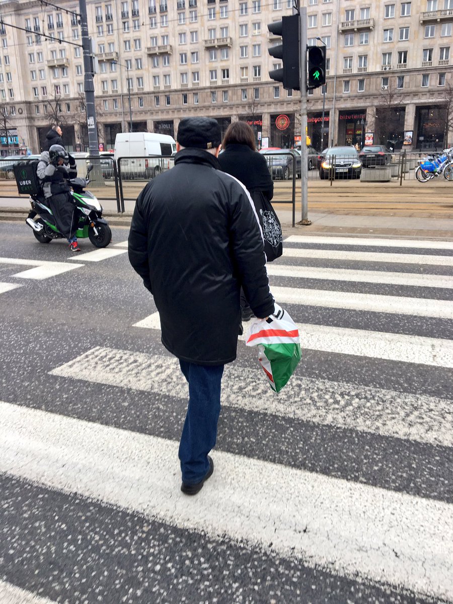 katebonetoy's tweet photo. A pan Lucjan grzecznie, piechotą do tramwaju... #LifeofLegends https://t.co/MnhfzavfXt