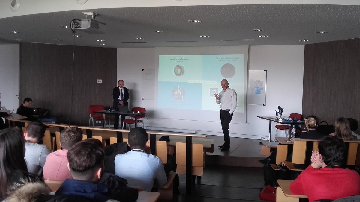 PilesLogistique's tweet photo. Table ronde animée par l' @ENE_69 avec le témoignage @GroupeHardis sur les innovations #logistique #connectée https://t.co/evAlHaOeEg