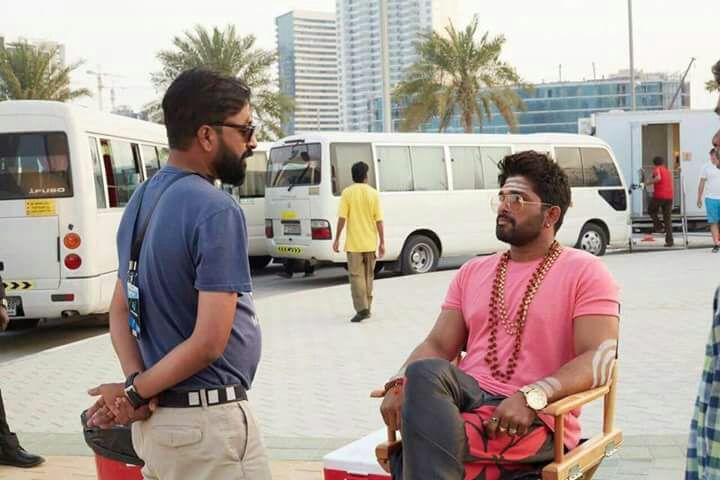Sridatta_AAFan's tweet photo. Brahmin look lo koda style ga  undevaade #Stylishstarr Avuthadu 😎
A Body Chudandi 👌
Bunny On sets of #DuvvadaJagannadham 😍 
#DJOnSets https://t.co/ODxCi1FyOp