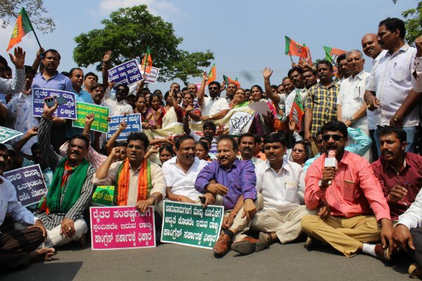 BJPMysore's tweet photo. ರಾಜ್ಯ ಸರ್ಕಾರವನ್ನು ರೈತರ ಸಾಲ ಮನ್ನಾ ಮಾಡಲು ಒತ್ತಾಯಿಸಿ ಪ್ರತಿಭಟನೆ
https://t.co/a7RxtKUI7d
#BJPMysore @DrManjuBH https://t.co/qQG6bHcypC
