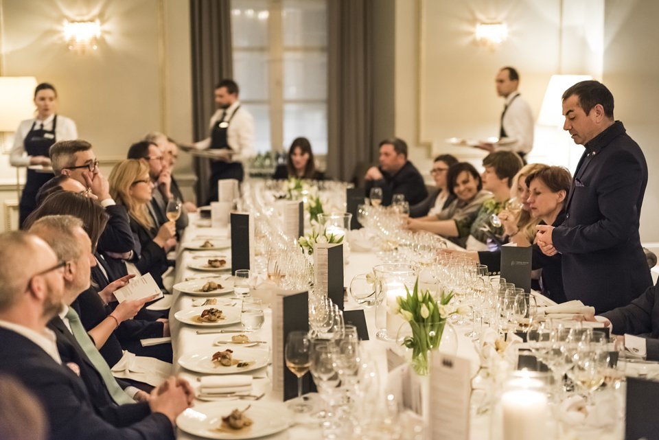 DO_Cava's tweet photo. El #CavaPremium conquista l’alta gastronomia polonesa gràcies als #CavaExperience https://t.co/KTpvuR8epl #cava #cavalover https://t.co/iwJ9hB58Dc