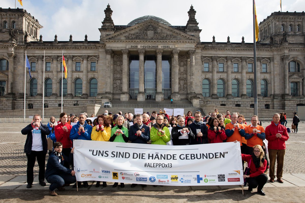 JohanniterInt's tweet photo. 100 humanitäre Helfer von mehreren Hilfsorganisationen versammelten sich vor dem @Bundestag, um Zugang zu #Syrien zu fordern #Aleppox13 https://t.co/7vm8PCHzZn