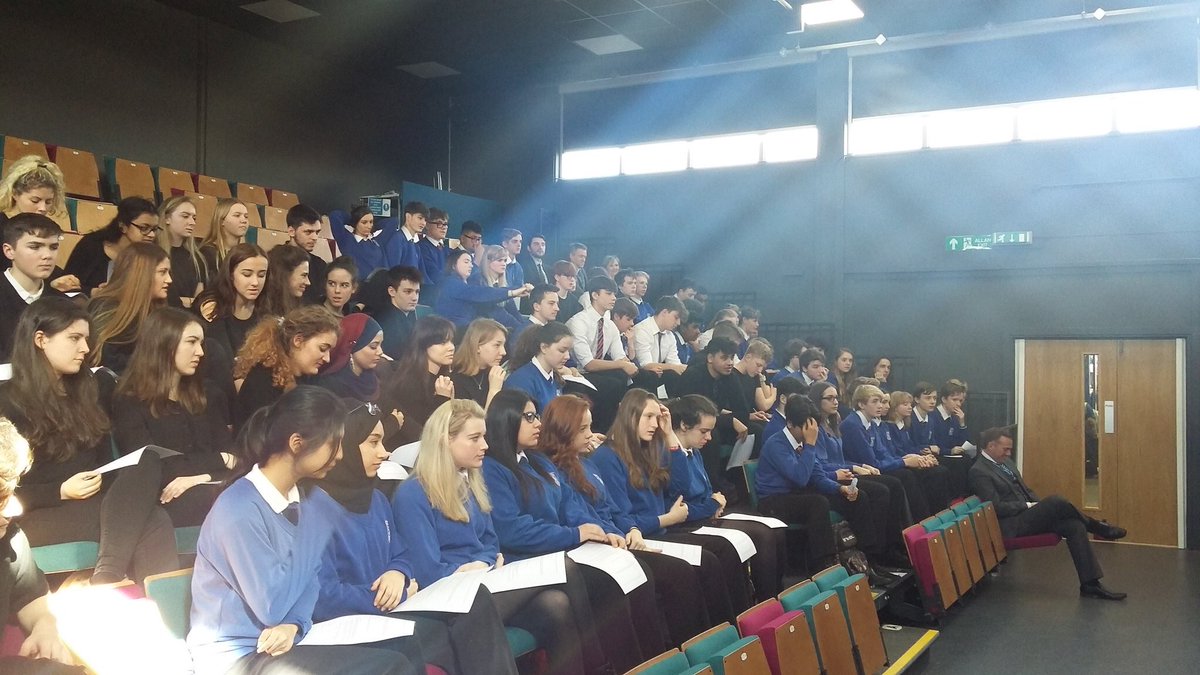 LeanneWood's tweet photo. Diolch i bawb yn @Olchfaschool, #Abertawe / fabulous politics session with a very bright &amp; engaged group of students in #Swansea. #Plaid17🌼 https://t.co/wBS0n87udY