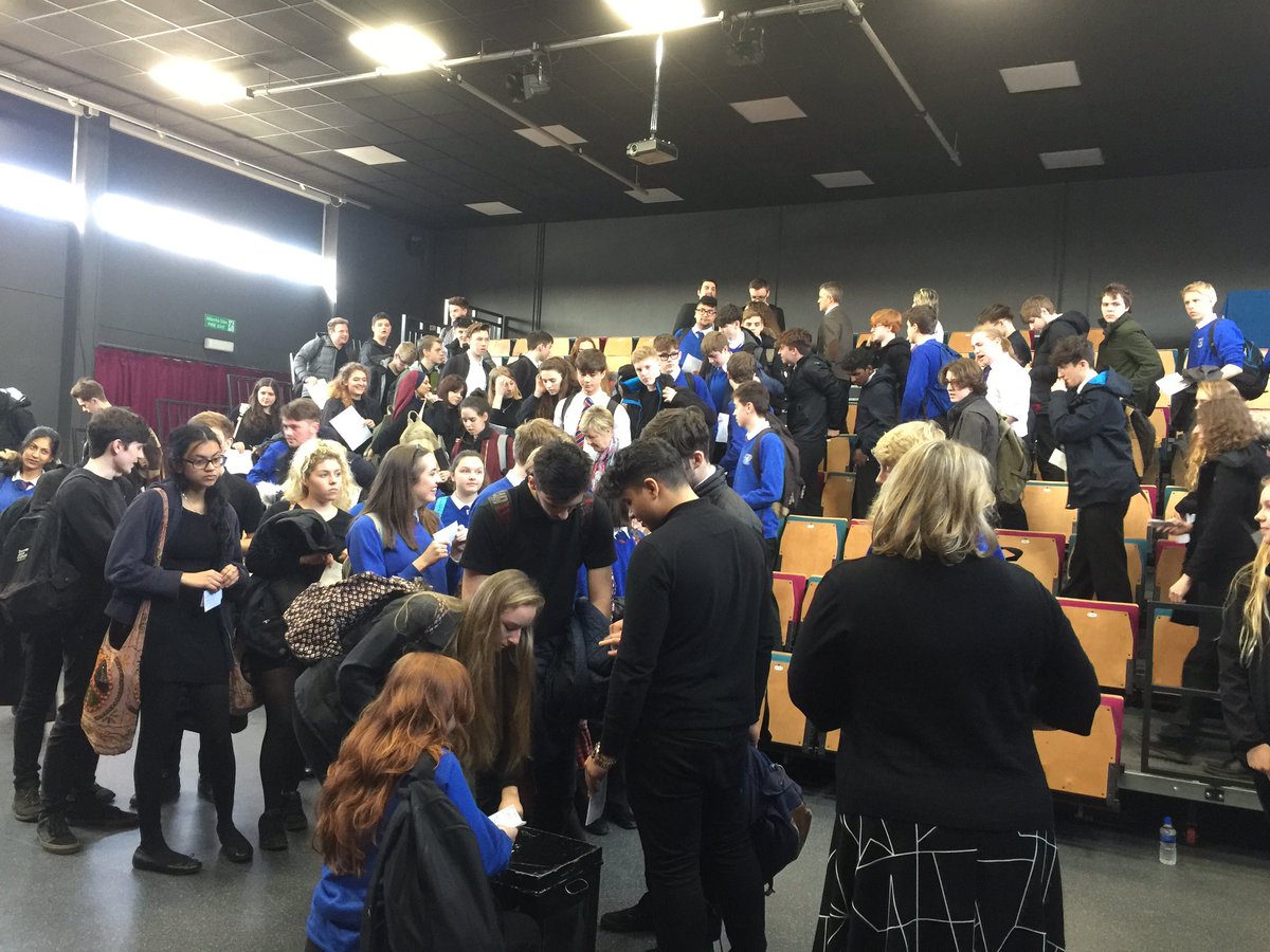 Diolch i bawb yn @Olchfaschool, #Abertawe / fabulous politics session with a very bright &amp; engaged group of students in #Swansea. #Plaid17🌼