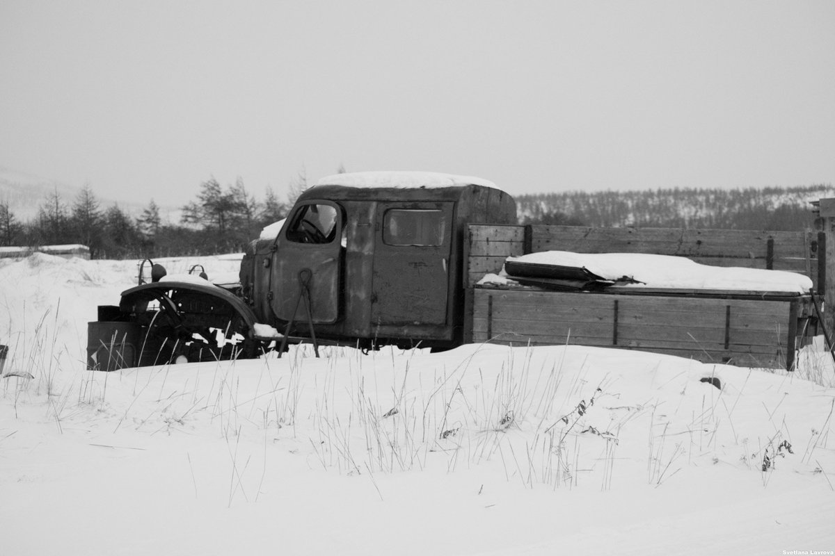 zette483's tweet photo. Чудные раритеты заброшенного поселка Бугурчан,расположенного на полуострове Кони.Где-нибудь на материке их уже расстащили бы на металлолом. https://t.co/Yc6gHNzFXU