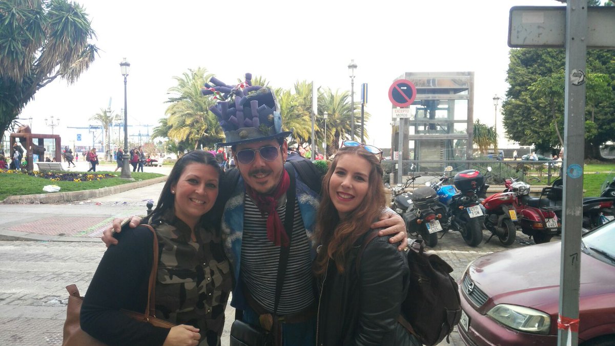 Pacolle2's tweet photo. @FalyPastrana ok,gracias por contestar.
 @Veromanzano83 y @CarmenMLE no os perdonaré esta foto https://t.co/CsIIPPn4DK