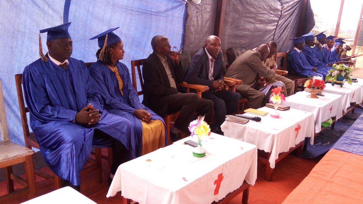 HuyePrison's tweet photo. Gerez ya Huye habaye umuhango wo gitanga Impamyabumenyi za BIBILIYA ku kumfungwa n'Abagororwa 126 ndetse n'Abakozi ba gereza 2. https://t.co/jMfIm7UTJn