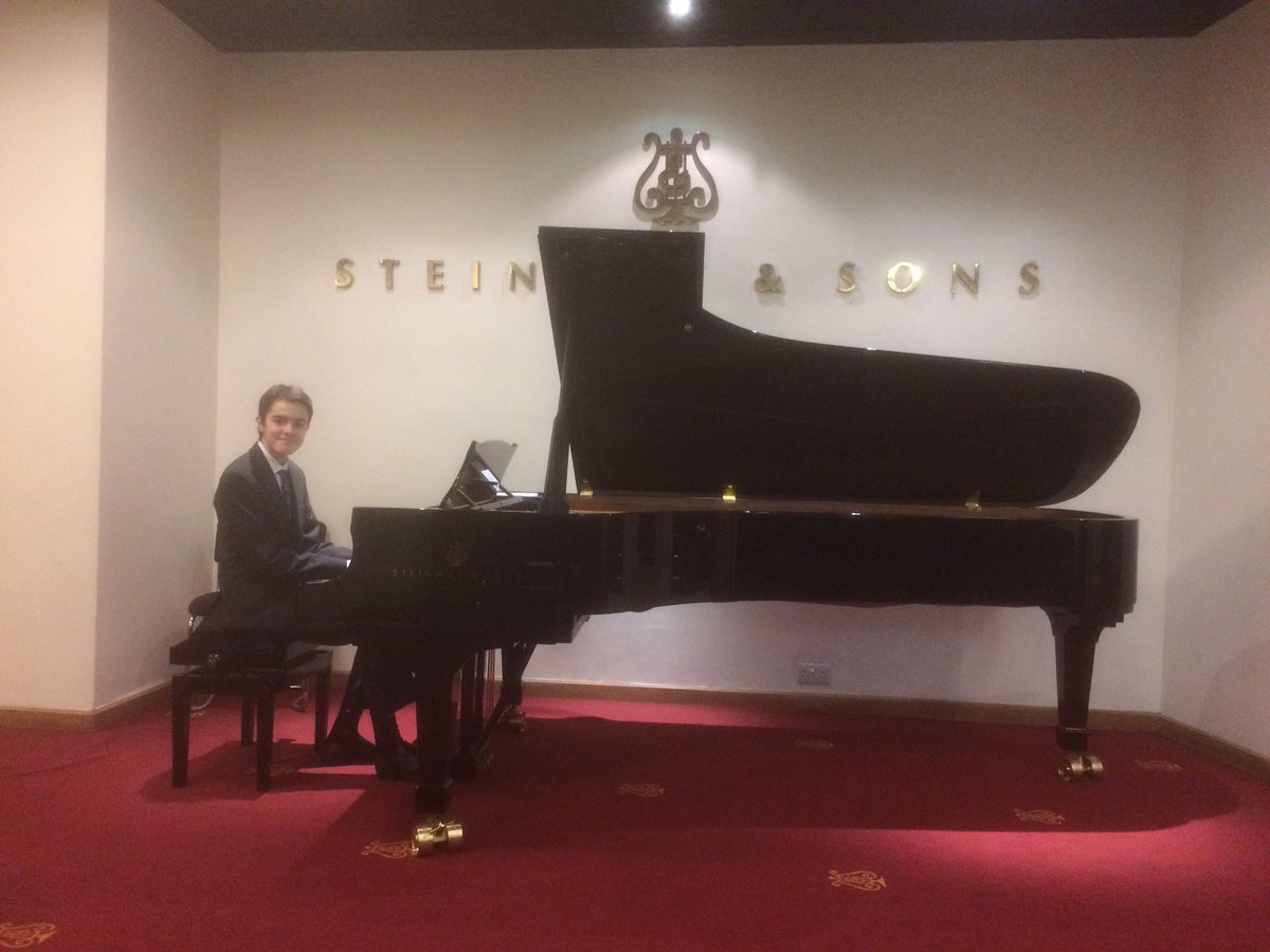 passionforpiano's tweet photo. @RadleyMusic Maximo Lopez about to play Op10 No5 Chopin in a masterclass with Charles Owen @SteinwayHallUK https://t.co/v5ty2jTXH3