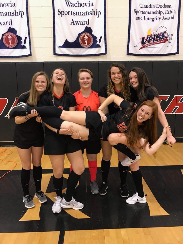 HeritagePrideGS's tweet photo. Our seniors are still trying to figure out this whole picture day thing 📸 https://t.co/gJhotfImLe