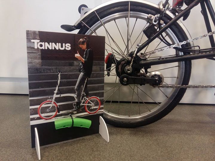 ¿6000 km sin pinchar? Primeras Tannus montadas en Recicleta. Cubiertas macizas sin cámara. #tannus #bromptoncontannus