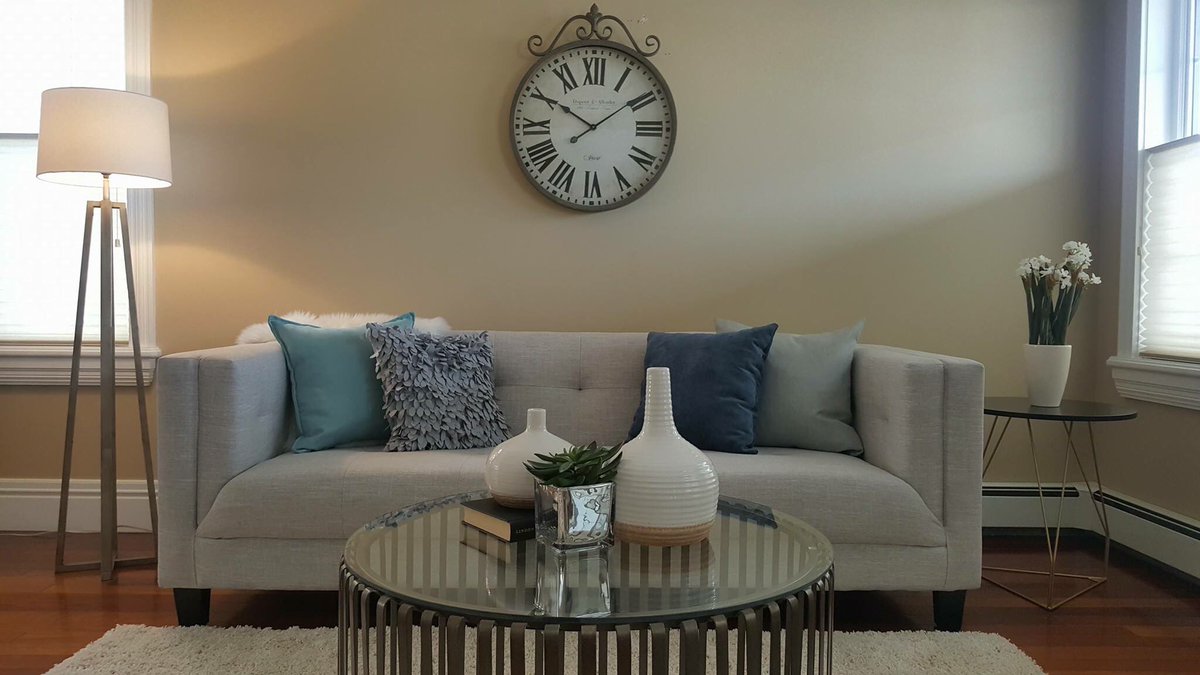 StagedforUpsell's tweet photo. Sometimes the right piece of artwork is a statement clock :) #statementclock #anotheronestaged #vacantstaging https://t.co/U3jUAGah7n