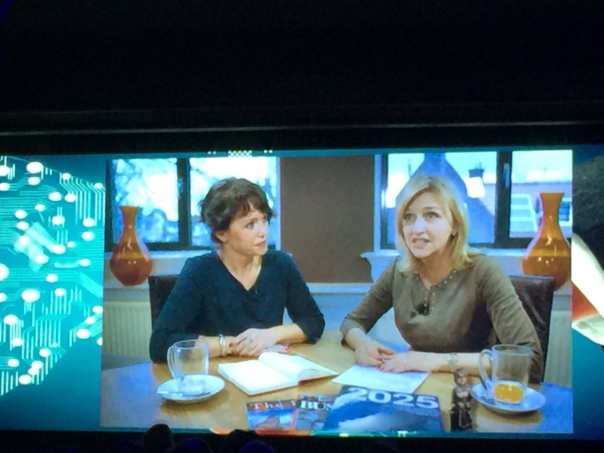 SMA_Sales's tweet photo. Tessy van Stuijvenberg en Saskia Lolkema nemen de deelnemers mee in het proces van de #jury2016 #seniorsalesprofessional #salesevent2017 https://t.co/TcAXWf6fpd