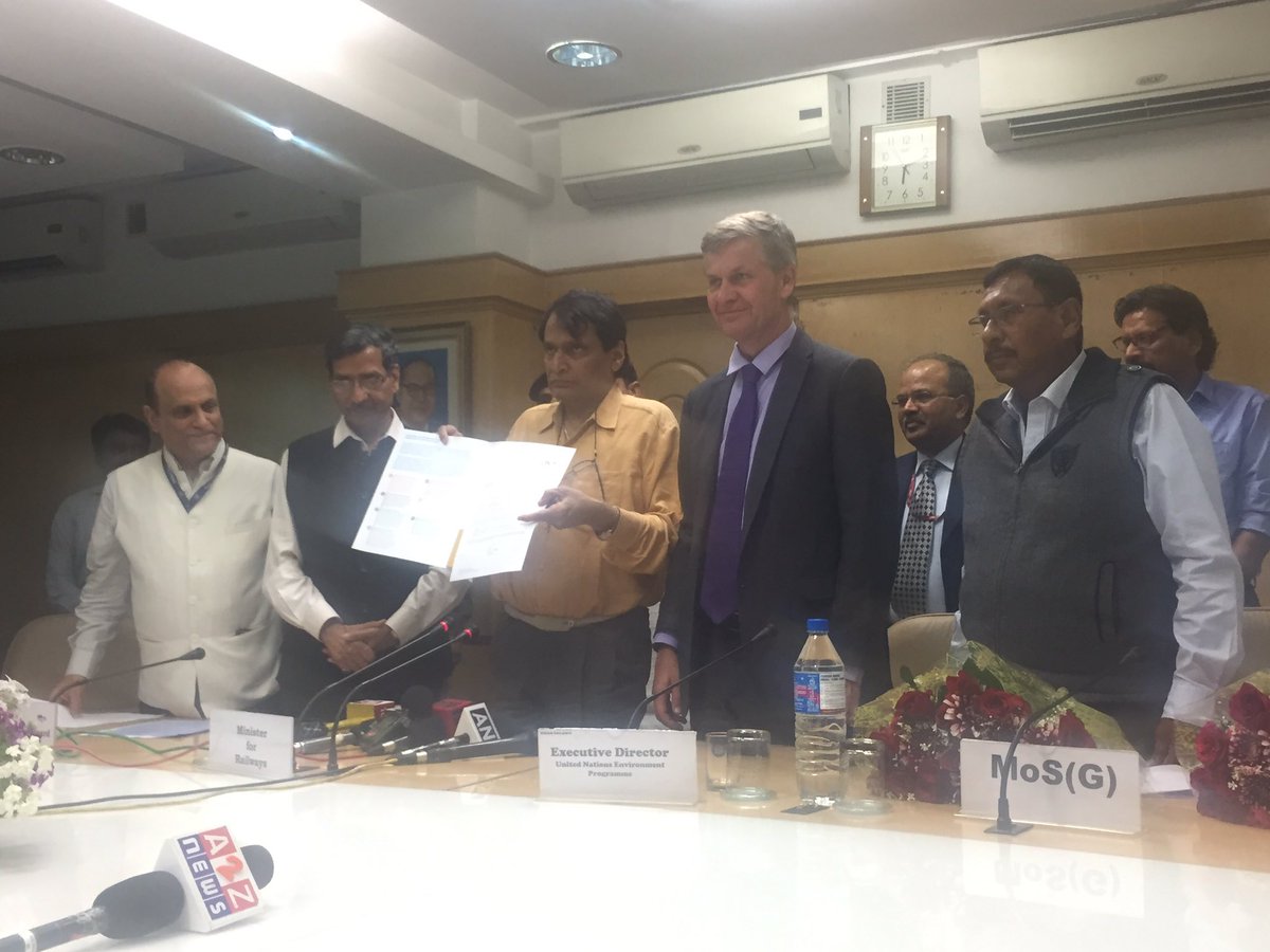 9/ The event was organized at Rail Bhavan wherein Mr. Erik Solheim, Executive Director UNEP submitted a Letter of Intent to @sureshpprabhu
