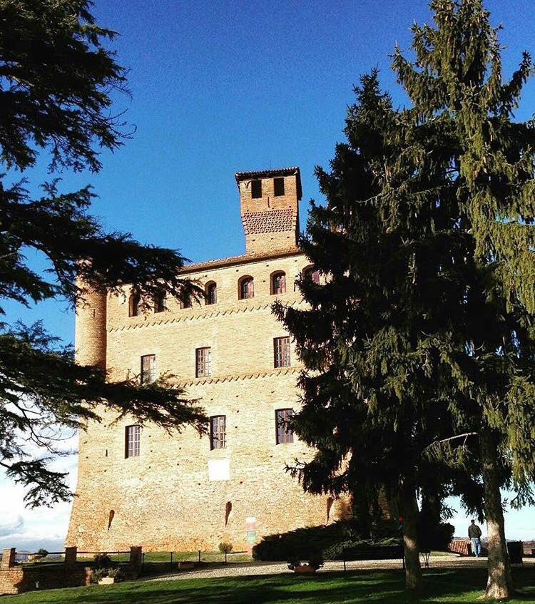 visitLMR's tweet photo. Il Castello di Grinzane Cavour illuminato dal sole. Aspettando la primavera tra #LangheRoero 

📷 @andreagust sul Instagram @langheroero https://t.co/wrpU73nRYk