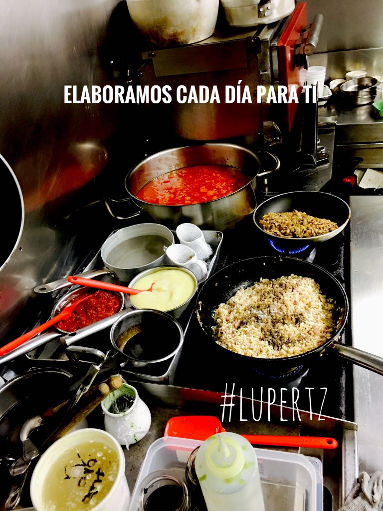 LupertzMadrid's tweet photo. Nuestros fogones preparando genialidades cada día

#deliveroo #malasaña #foodie #debier #cervezasartesanales #sanisidro #sanfrutos #lupertz https://t.co/tmTP4Unqh2