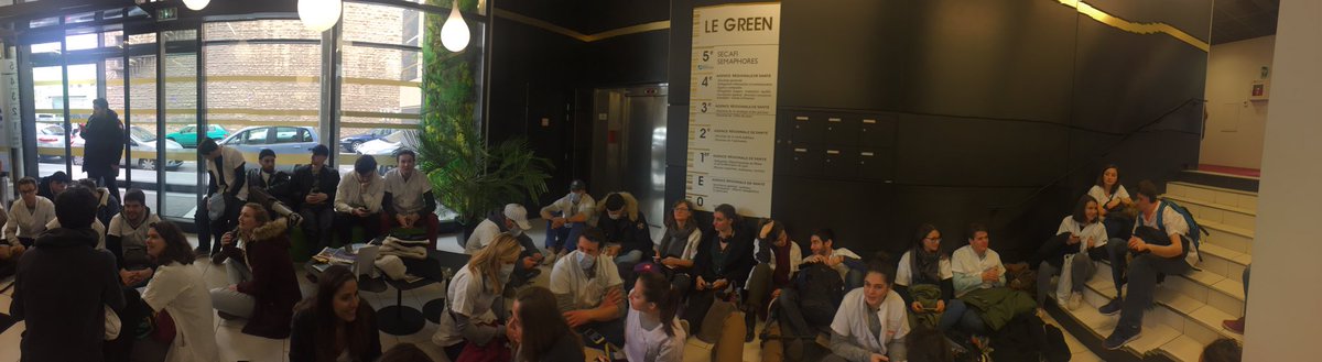 CDerouvroy's tweet photo. Les étudiants dentaires lyonnais en place à l'ARS Auvergne Rhône-Alpes ! On ne bougera pas sans avoir obtenu un RDV! #DENTger @BFMTV https://t.co/3UyCRmy84b