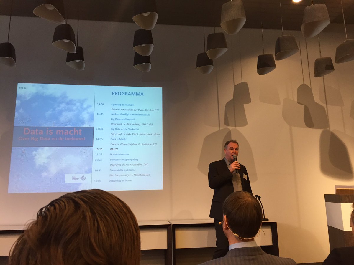 Kickoff door onze lector @patrickvdduin van het Big Data symposium door <a href="/stt_toekomst/">STT</a>. Veelbelovend programma.