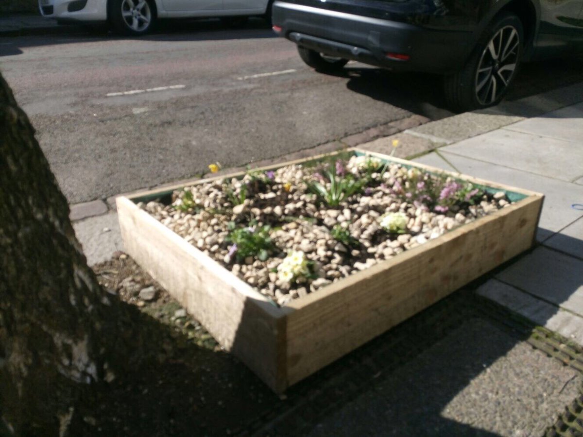 bratnw6's tweet photo. Thank you to #TorbayRd #NW6 #residents for wonderful #treepits and #gurrillagardening ✅Yes to 🌺Flowers ⛔️No to litter #Pride in #local #area https://t.co/1MEi2NRTo3