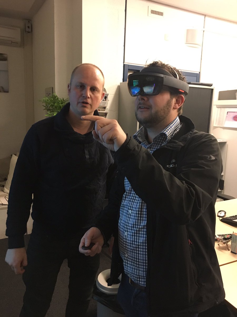 Collega Bart krijgt uitleg van collega <a href="/RoelM/">Roel Martens</a> over de Hololens. #fontys #fec